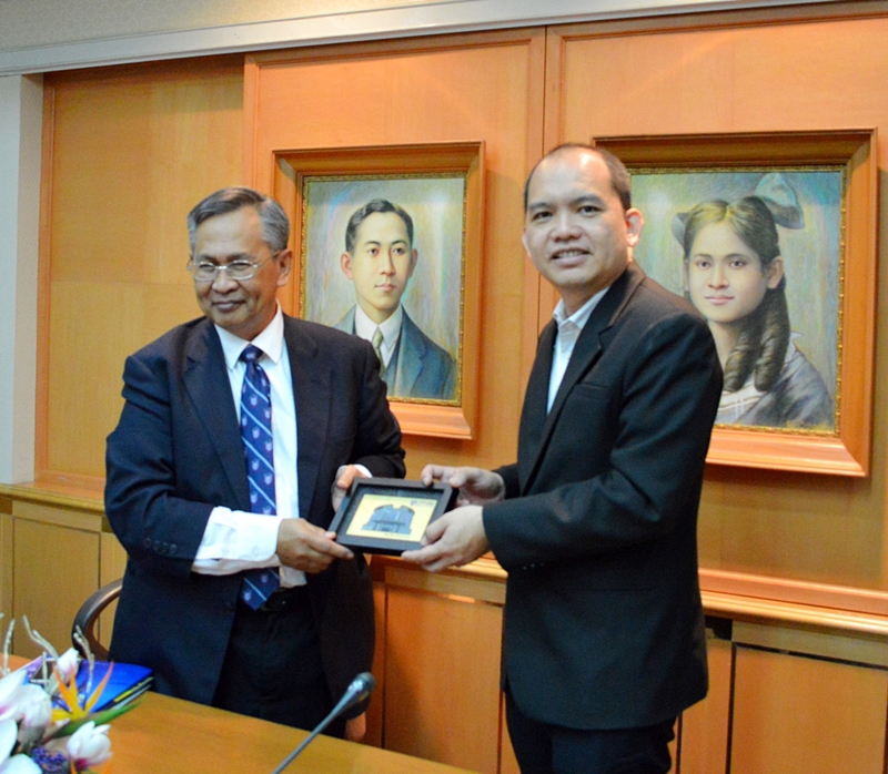 Vice Chancellor of UTHM honors PSU